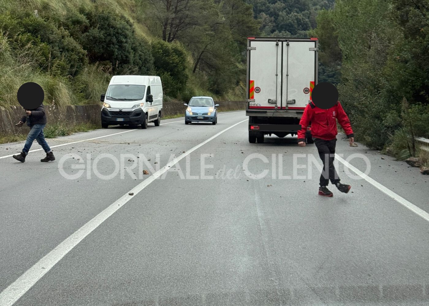 Frana ancora la Mingardina, pietre colpiscono un furgone