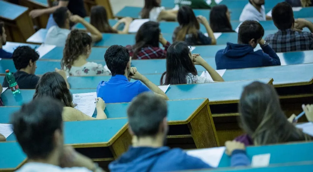 La pressione sociale che schiaccia i giovani: l’università non deve essere una corsa contro il tempo