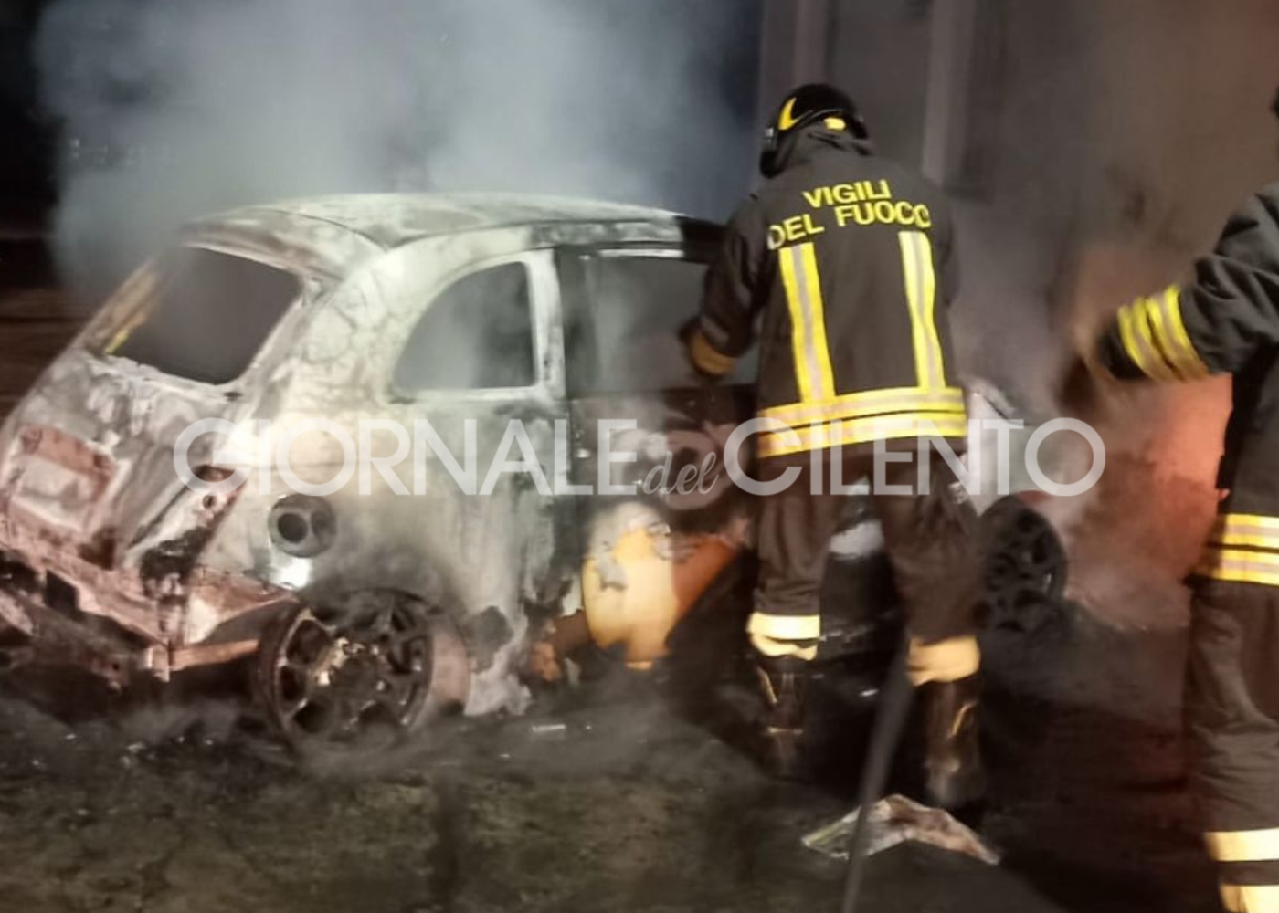 Giallo alle porte del Cilento: picchia, rapina, fugge e incendia auto. Caccia all’uomo