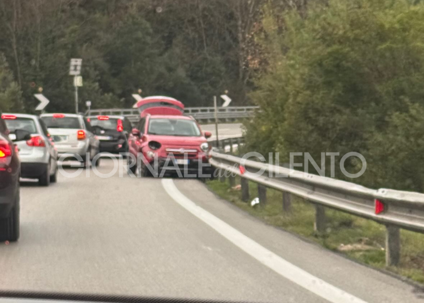 Incidente sulla Cilentana: auto contro il guardrail, un ferito