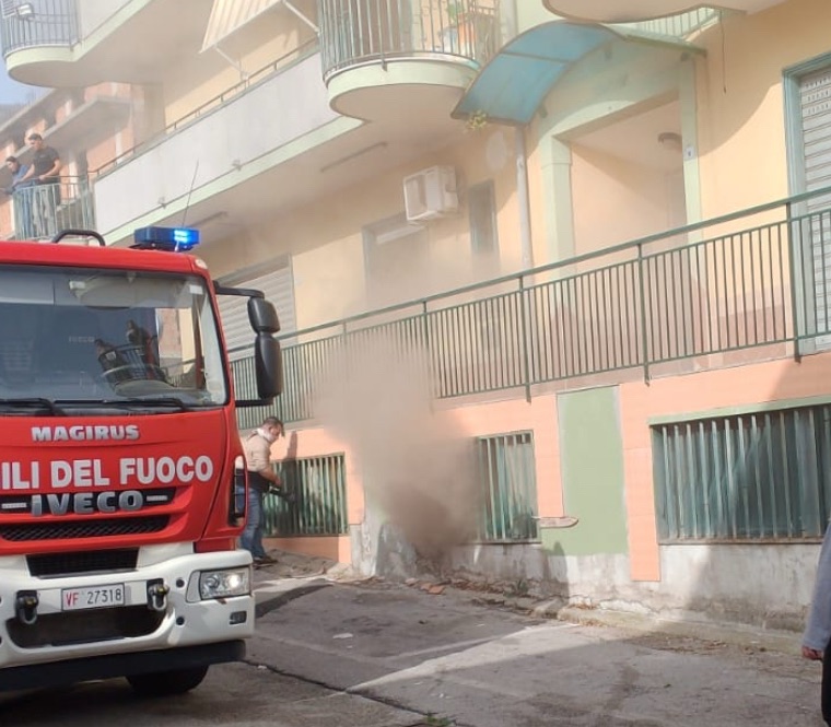 Paura a Quadrivio di Campagna: incendio in una palazzina, cinque intossicati