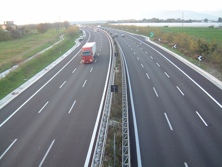 Trasporto eccezionale per l’alta velocità, chiusura temporanea della A2