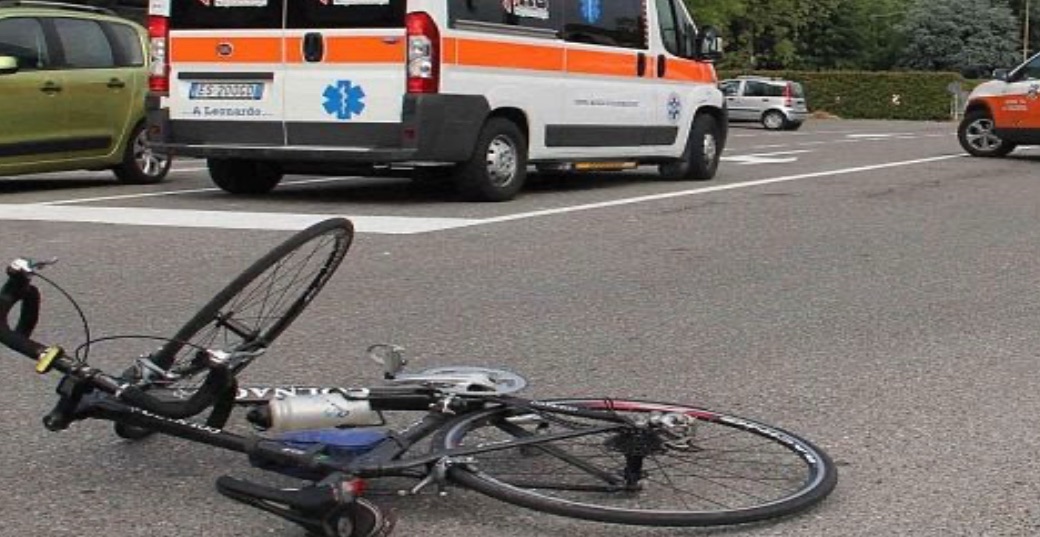 Castellabate, incidente sulla Via del Mare: ciclista ferito nello scontro con un’auto