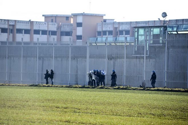 Tentativo di introdurre droga in carcere: arrestata una donna a Salerno