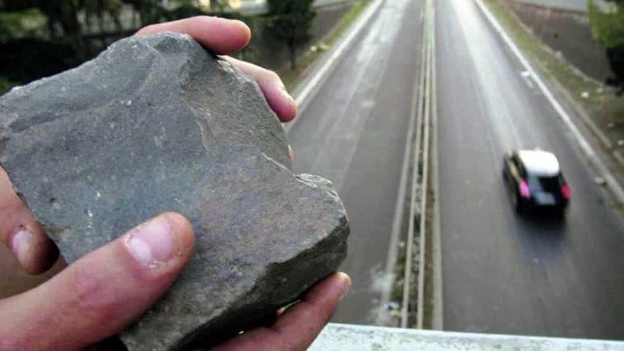 Pietre dal cavalcavia, auto si schianta: aperta indagine