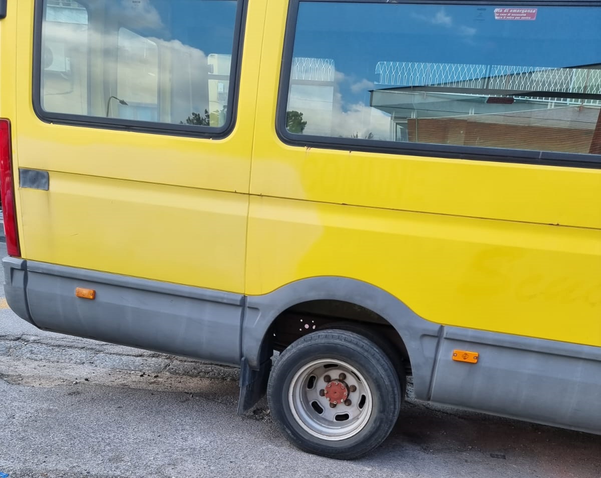 Vibonati, scuolabus perde una ruota: esplode la polemica sulla sicurezza dei bambini