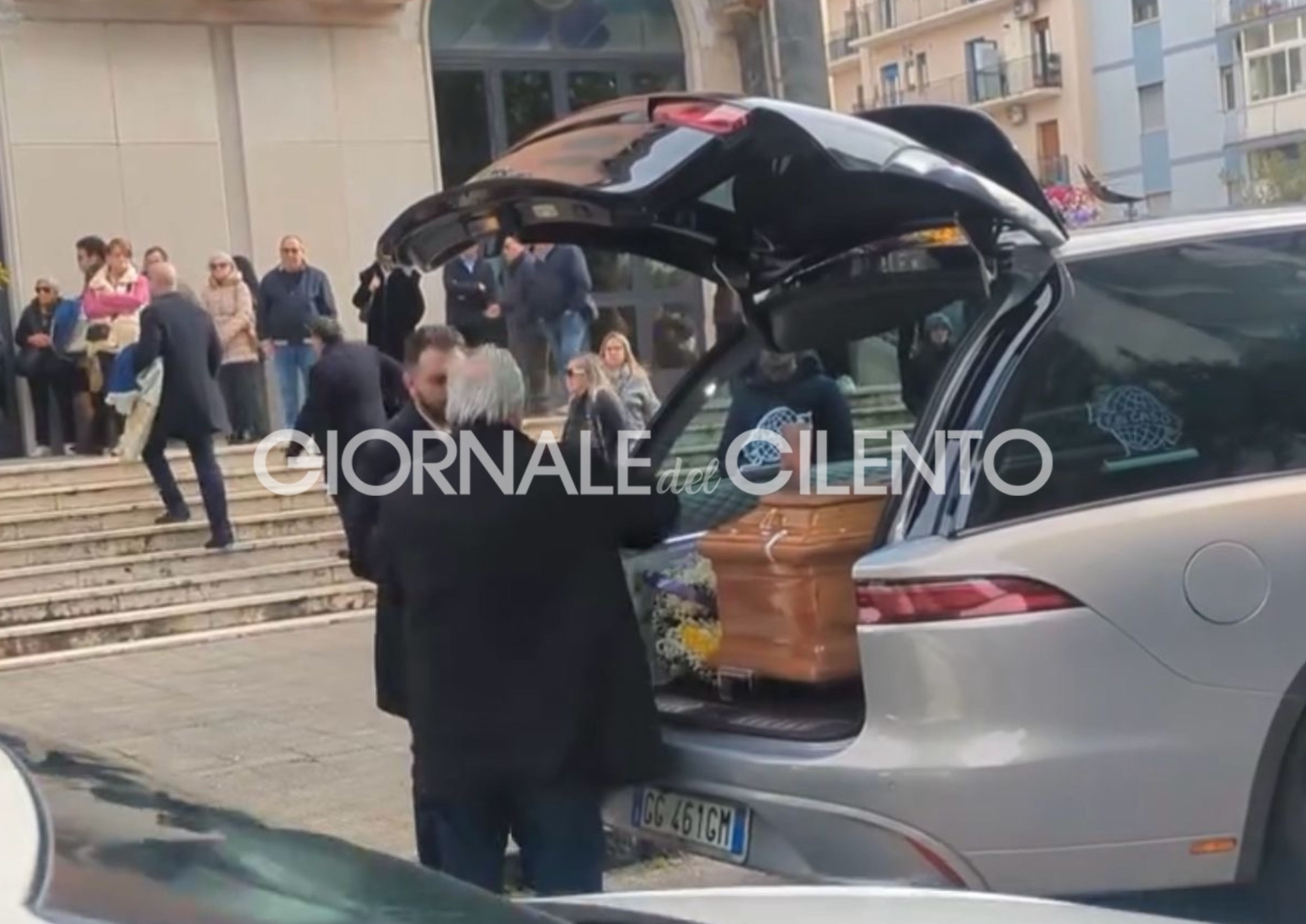 Salerno, dolore e lacrime ai funerali della ristoratrice Carla D’Acunto