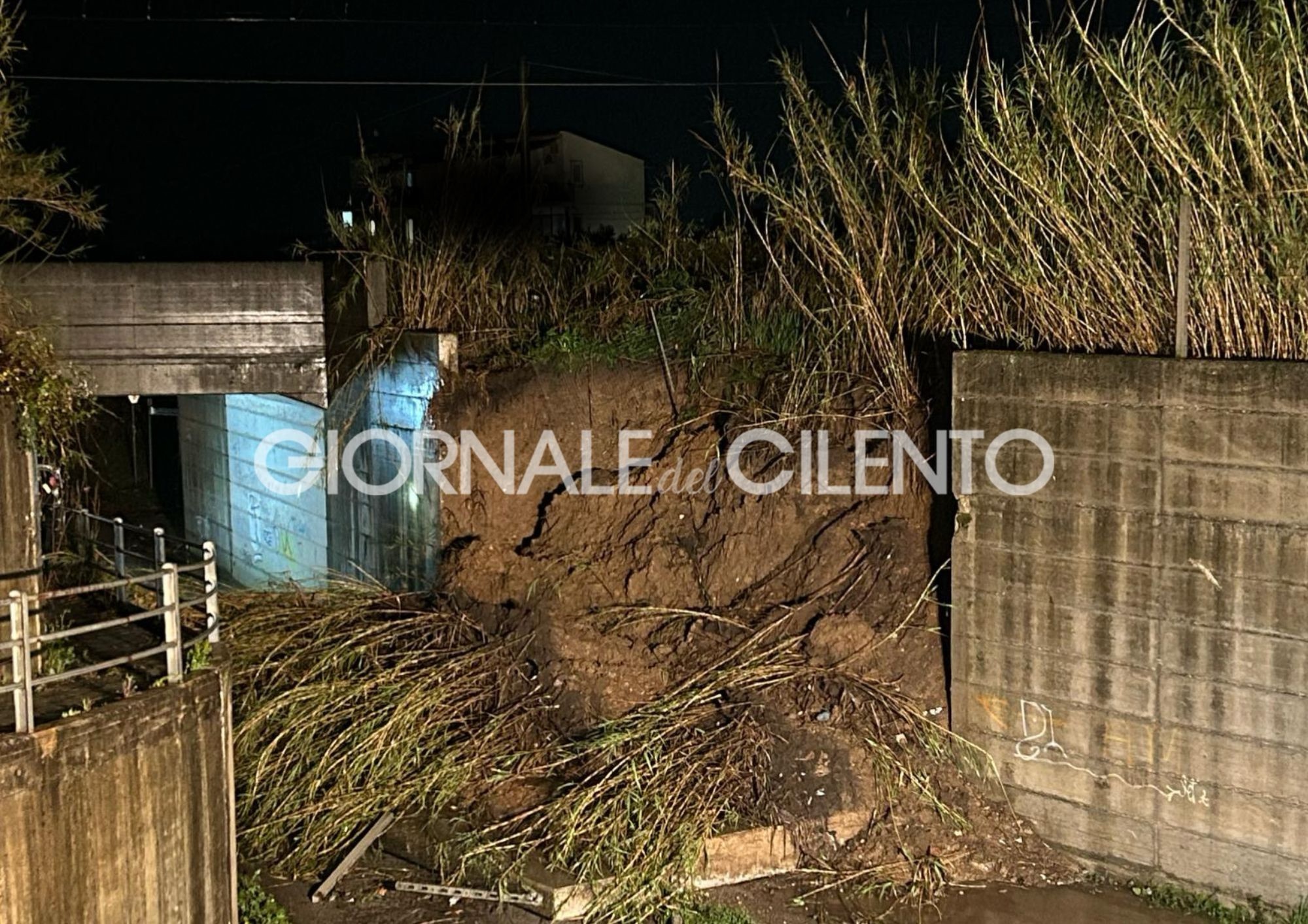 Eboli, crolla un muro vicino al ponte ferroviario: strada interrotta