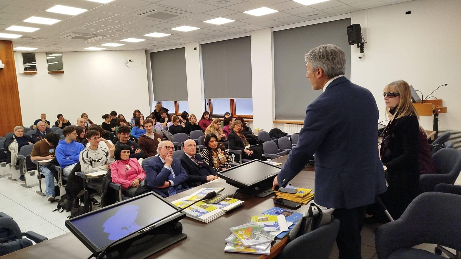 Salerno si illumina di blu per il riconoscimento della Sindrome di Sjögren nei Lea