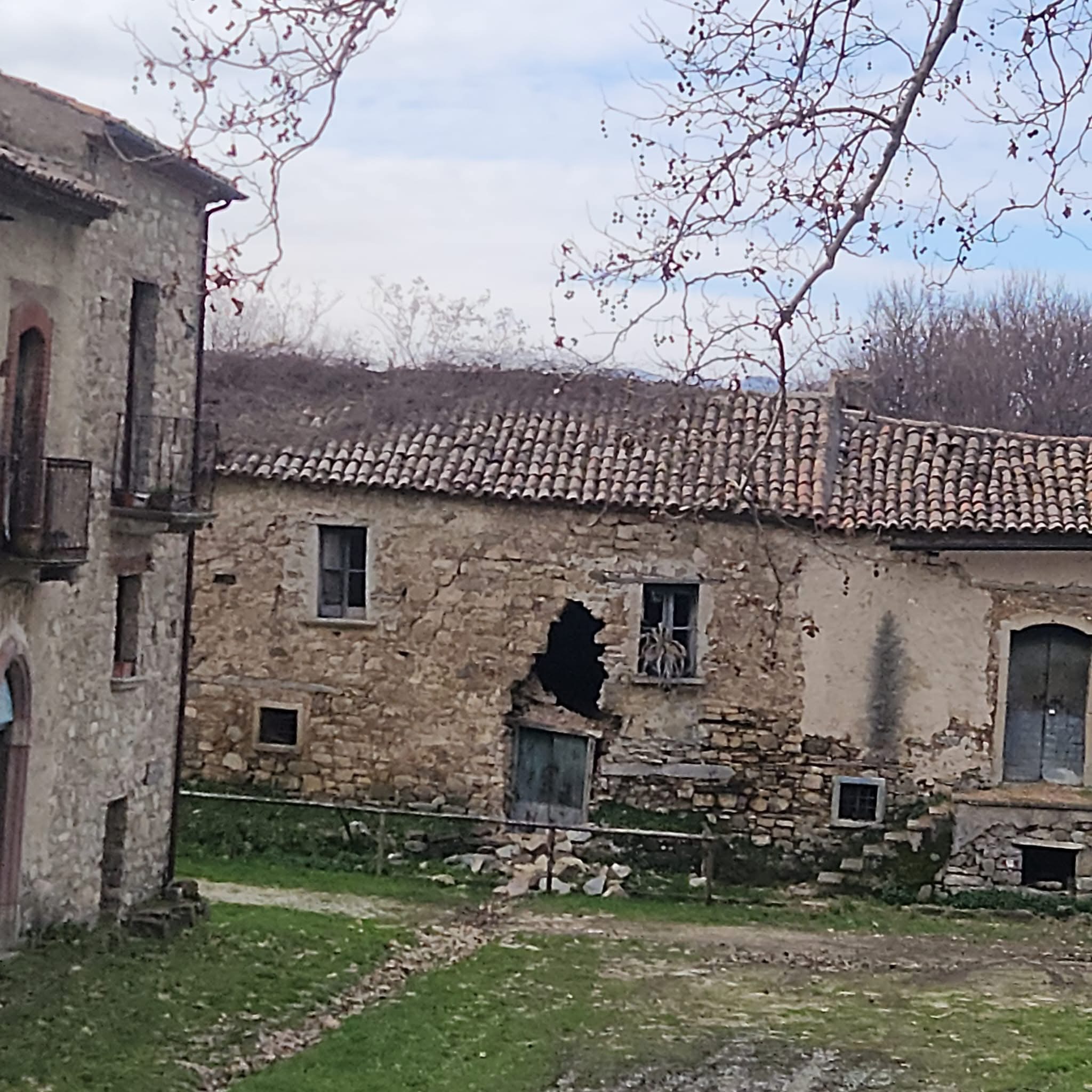 Cedimento di un edificio a Roscigno Vecchia: il Comune avvia il monitoraggio del borgo