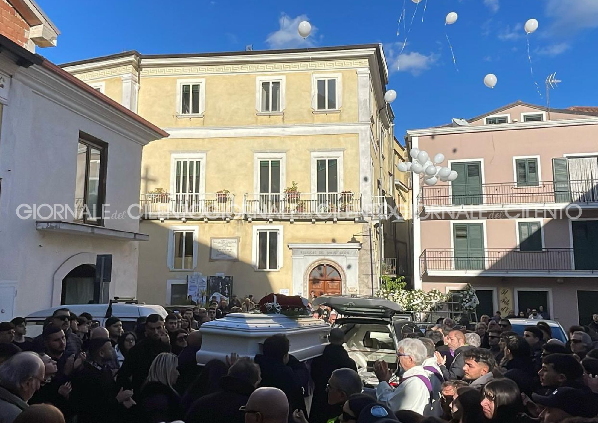 Sant’Arsenio saluta Massimo Nonato: ai funerali lacrime e un lungo applauso