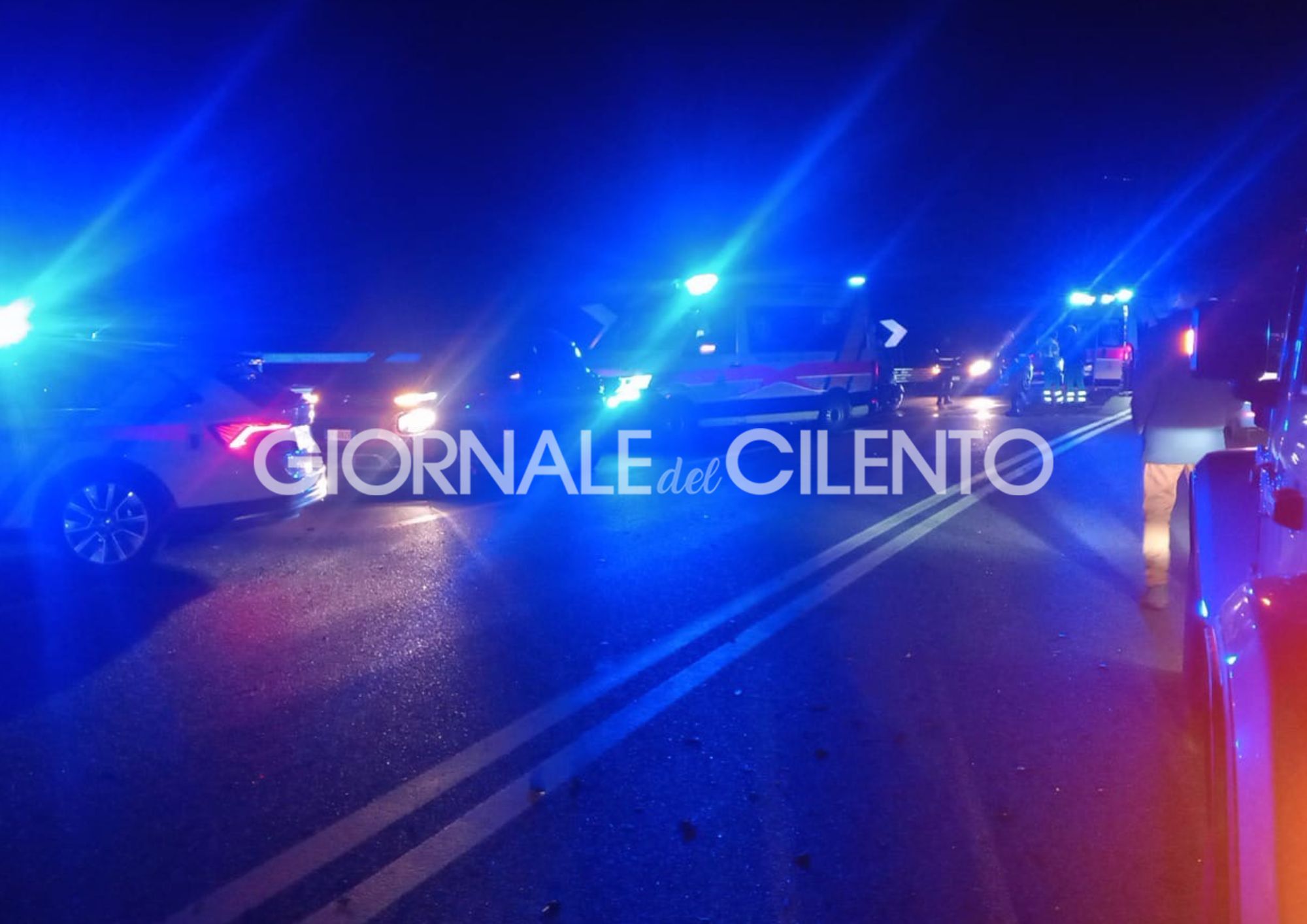 Incidente sulla Cilentana, auto finisce fuori strada: feriti trasportati in ospedale