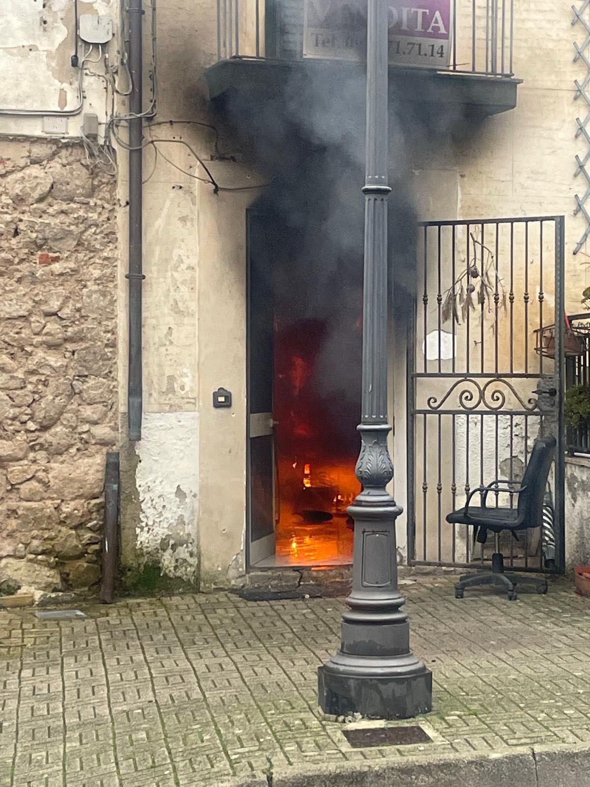 Incendio in un locale commerciale a Pattano: nessun ferito