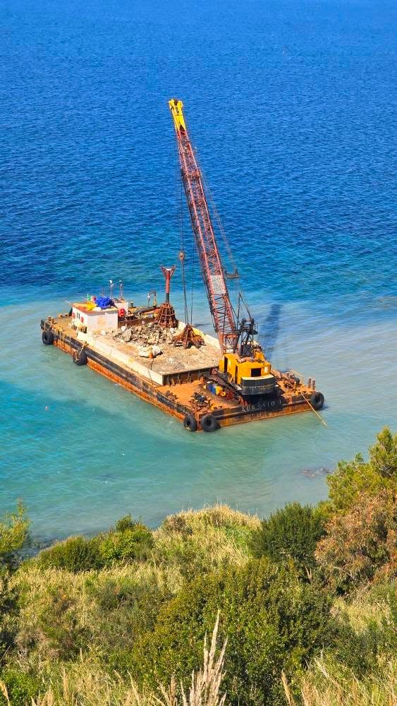 Agropoli, misteriosa draga nei pressi dello scoglio di San Francesco: cittadini in allarme