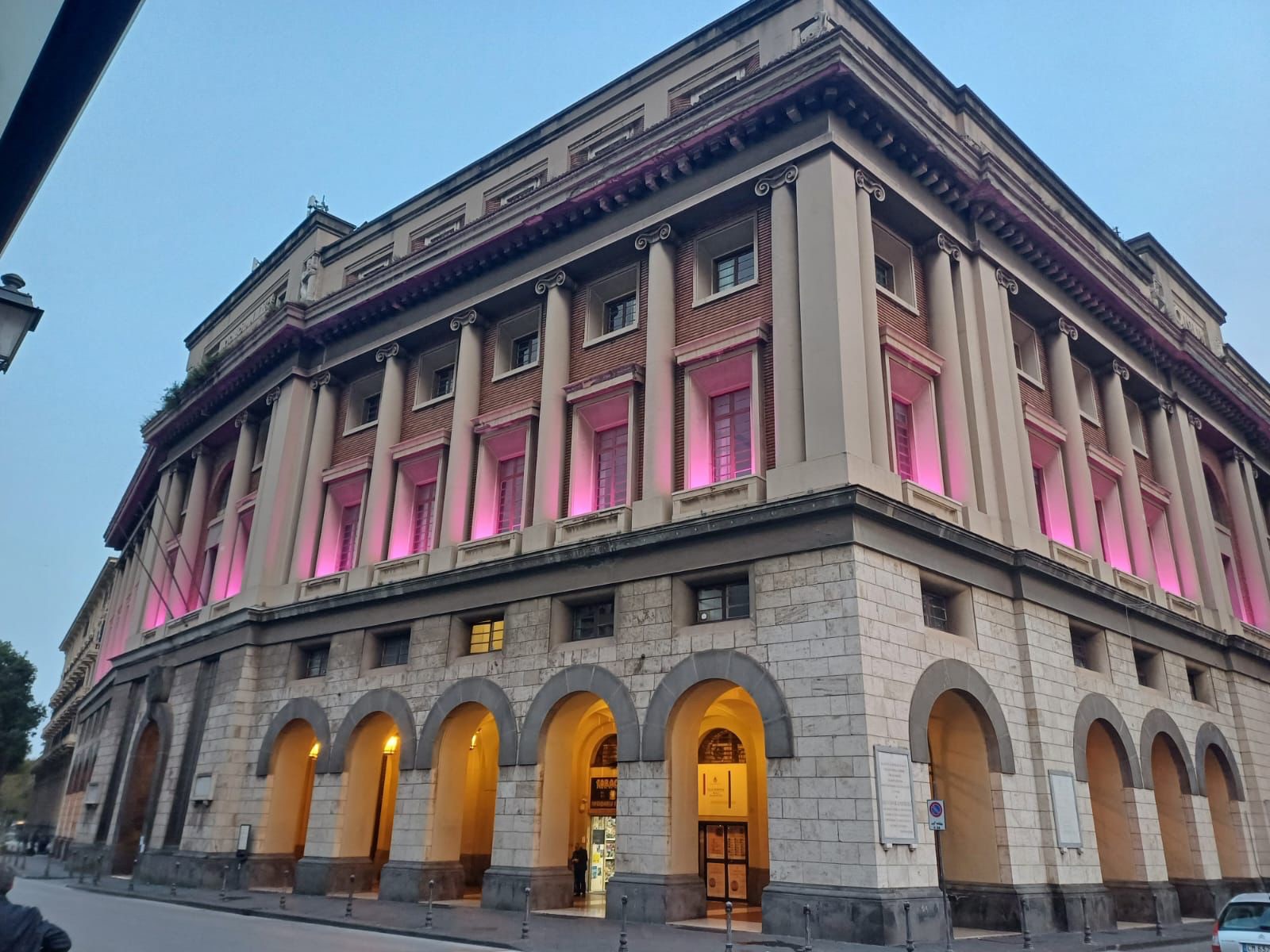 Salerno, Palazzo di città si illumina di lilla per la giornata sui disturbi alimentari