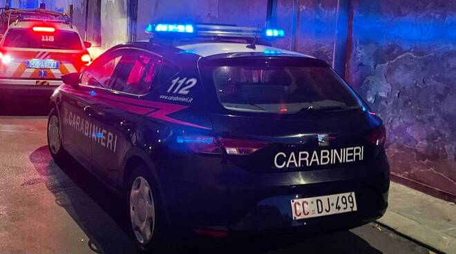 Notte di violenza, picchia i carabinieri al bar e in caserma: 31enne arrestato