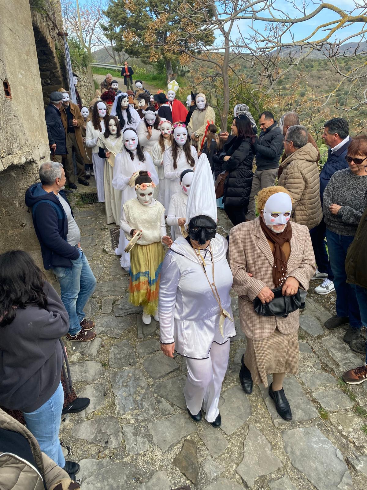 Carnuluvaro mio, ieri a Cosentini con la lamentazione su Carnuluvaro morto e il falò