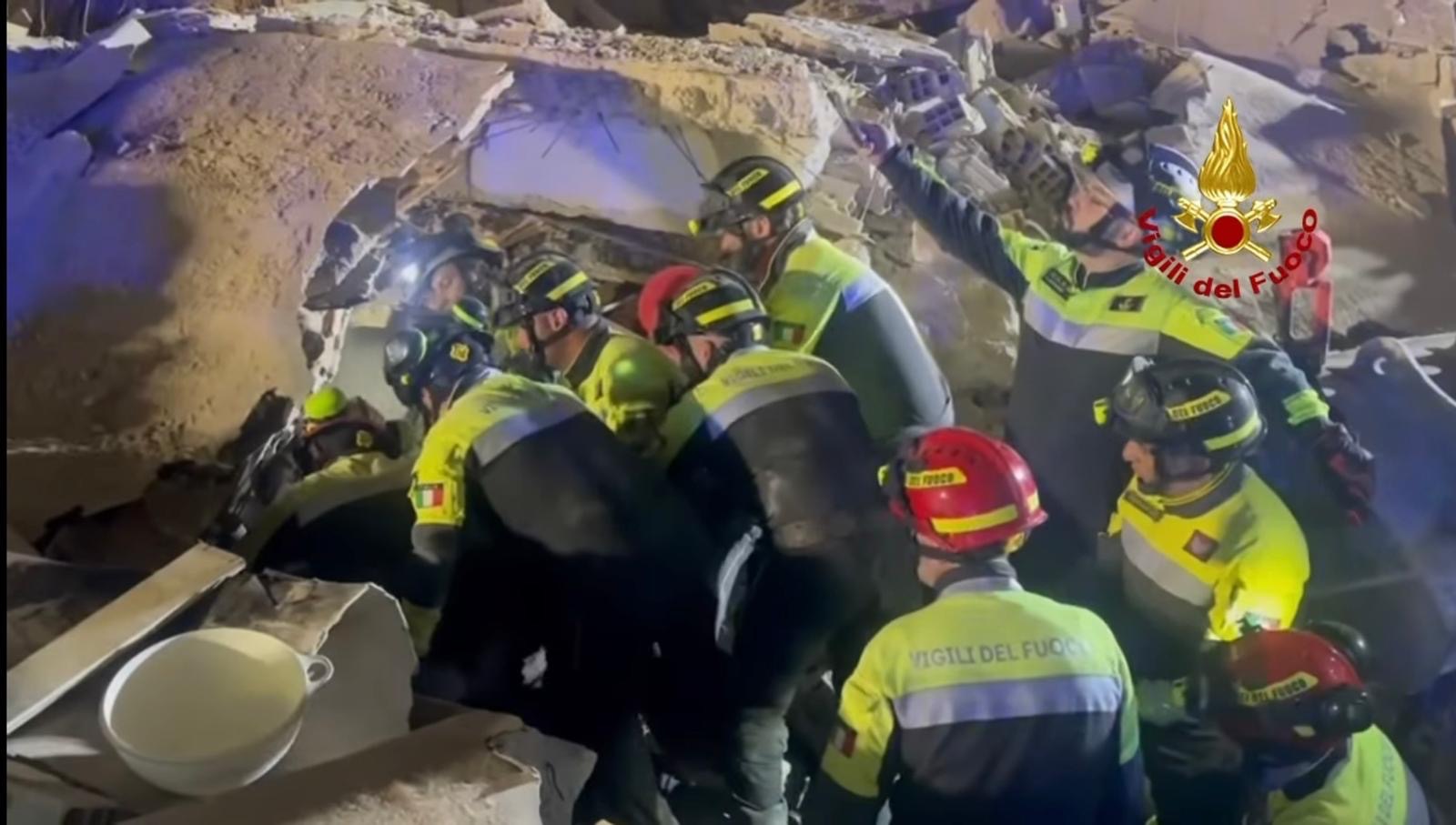 Salerno, squadra Usar dei Vigili del fuoco in azione per il crollo della palazzina a Bari