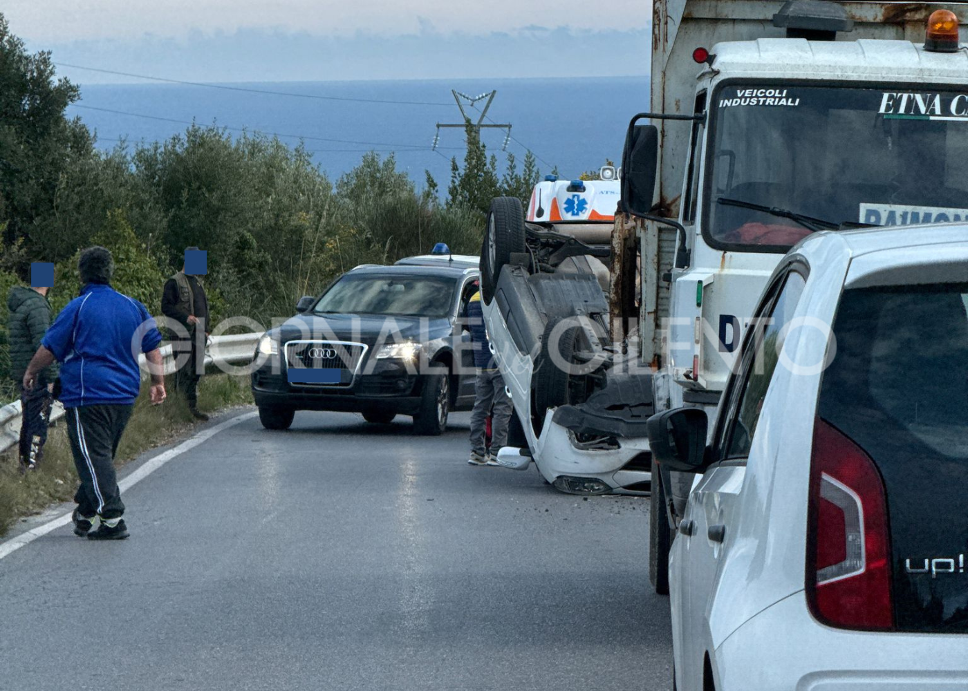 Incidente stradale: auto si ribalta sulla strada tra Marina di Camerota e il capoluogo