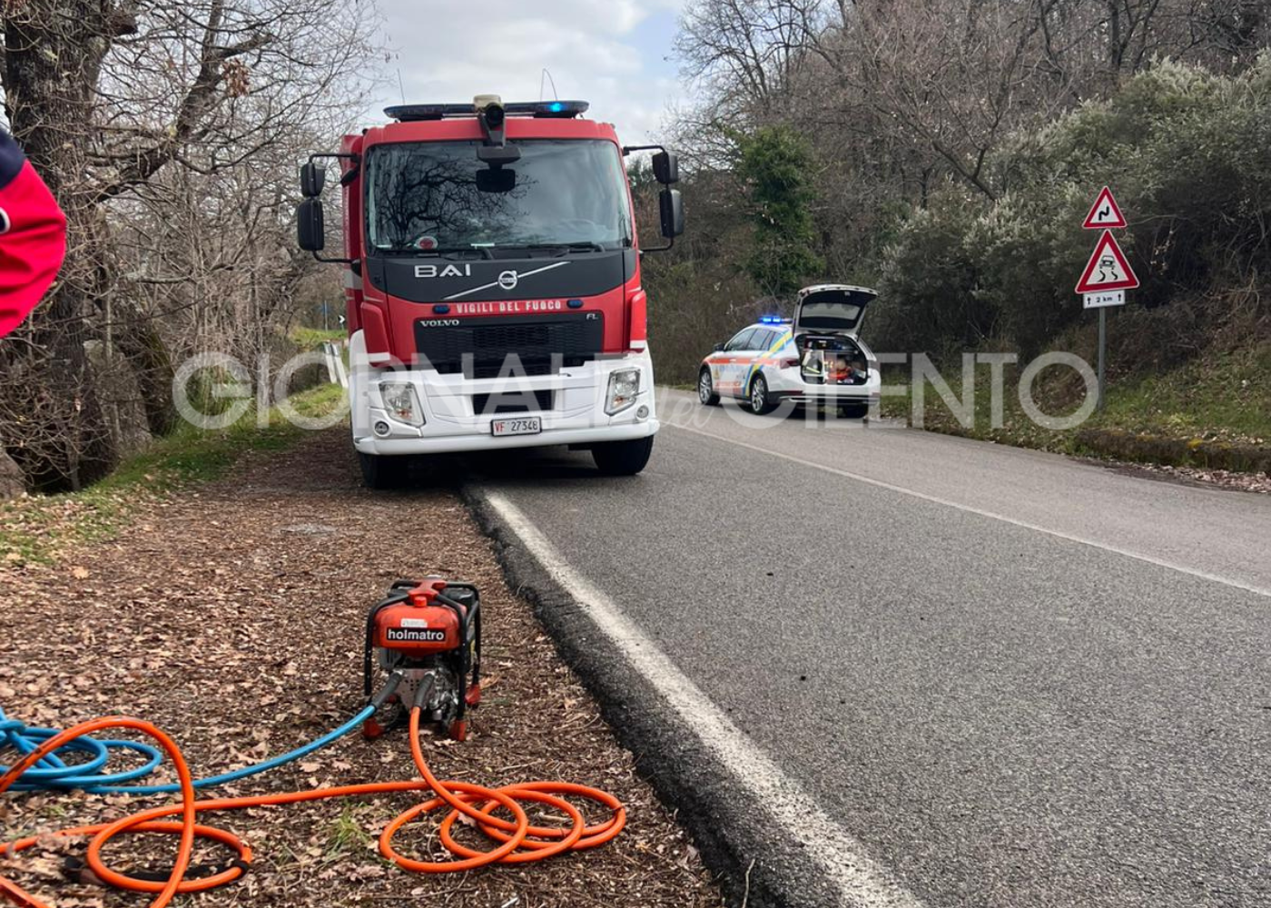 Incidente a Novi Velia: giovane estratto dalle lamiere e ricoverato al San Luca