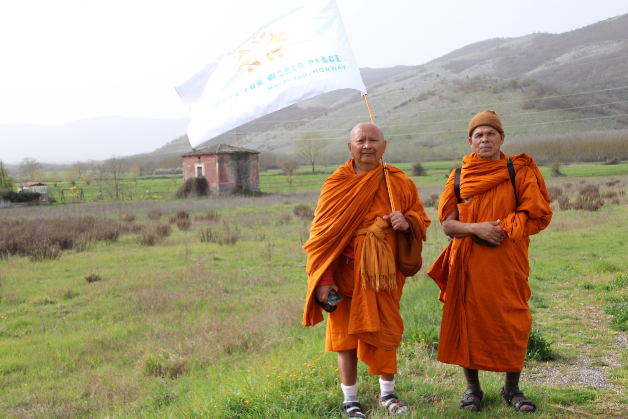 Walk for world peace: il viaggio dei monaci tibetani per la pace attraversa il Vallo di Diano