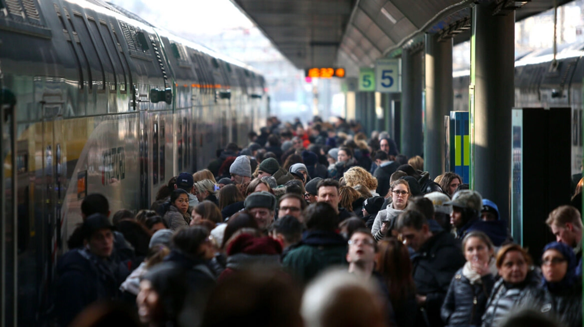 Terremoto a Napoli, ritardi e treni cancellati: disagi per i pendolari cilentani