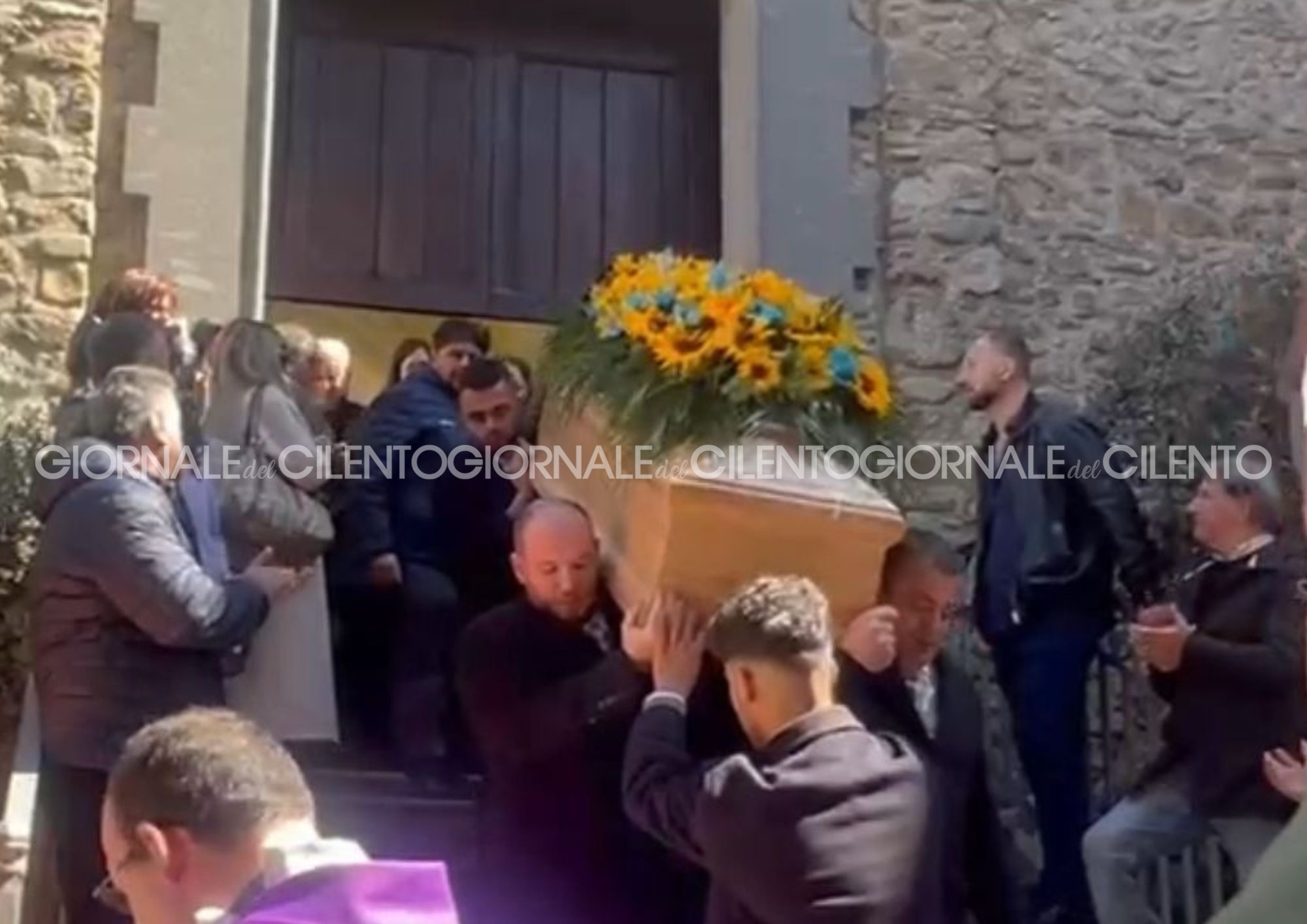 Angellara dà l’ultimo saluto a Eugenio Mautone: folla commossa e palloncini bianchi per l’addio