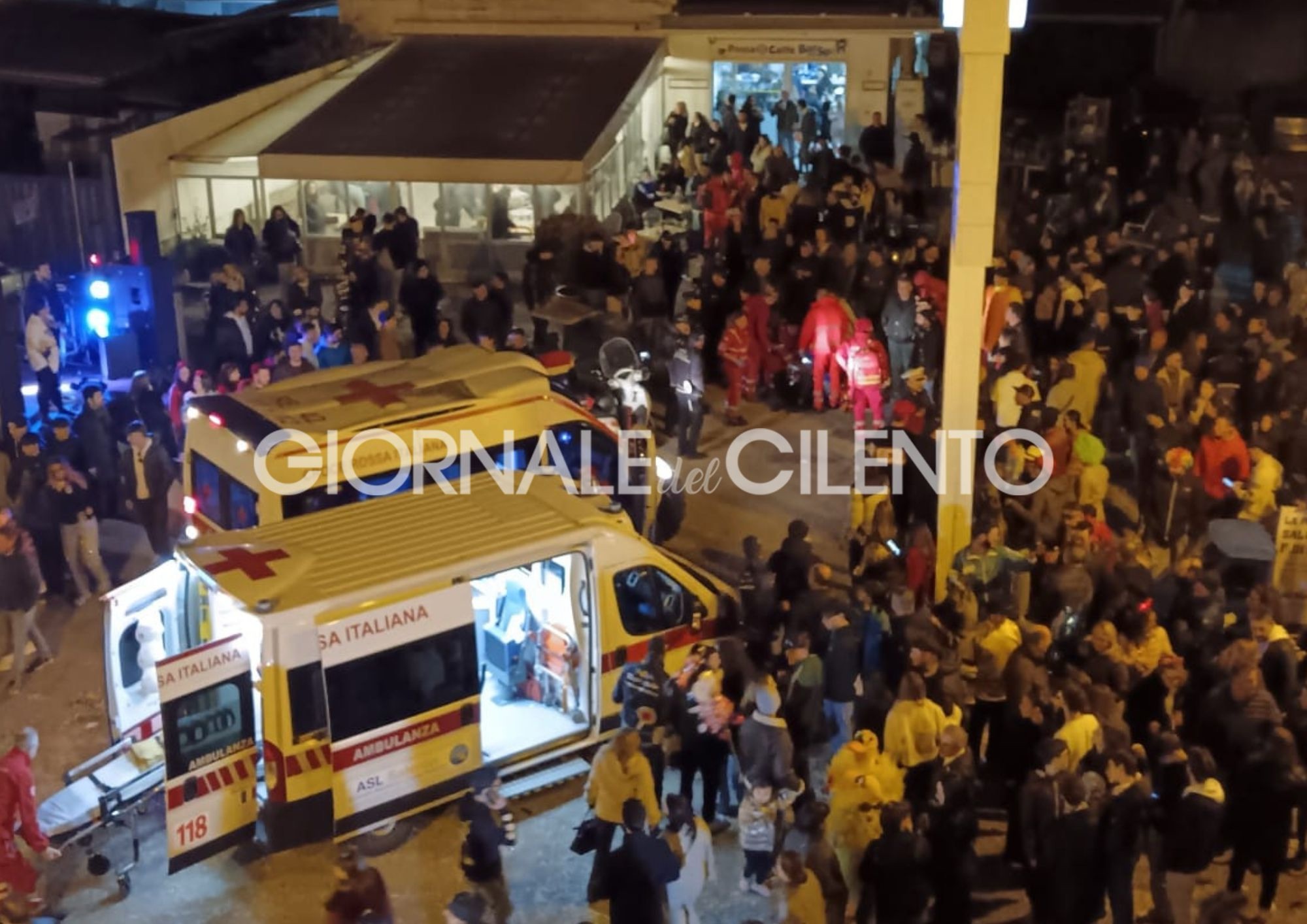 Agropoli, caos al Carnevale: sfilata sospesa per due risse, feriti e panico tra la folla